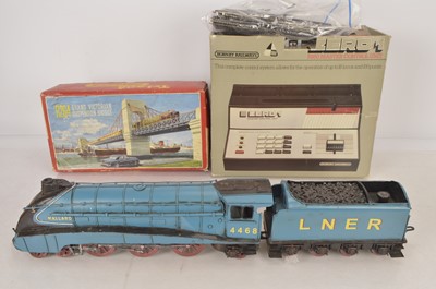 Lot 876 - Tri-ang Hornby and other 00 gauge building and accessories with an 0 gauge locomotive (qty)