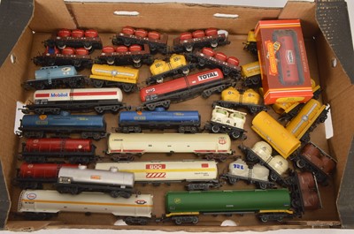 Lot 880 - Hornby Lima 00 gauge  Tanker and closed hopper wagons  (51)