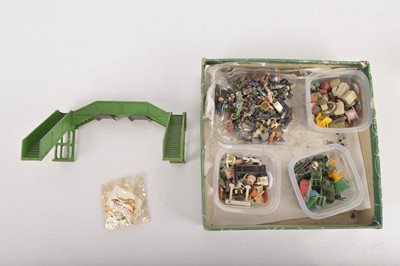 Lot 884 - Large collection of 1950s-1960's 00 Gauge Platform Accessories and Figures by various makers (260+)