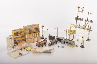 Lot 885 - Boxed Merit 00 gauge Accessories and other makers unboxed Signals and other Lineside Accessories (qty)