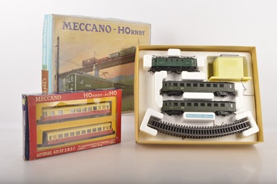 Lot 906 - Hornby AcHO HO Gauge Train Set and Railcar Pack