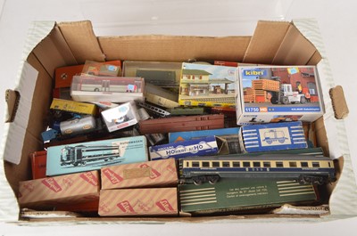 Lot 911 - Roco Marklin Jouef Hornby Acho H0 gauge coaches wagons and accessories (40)