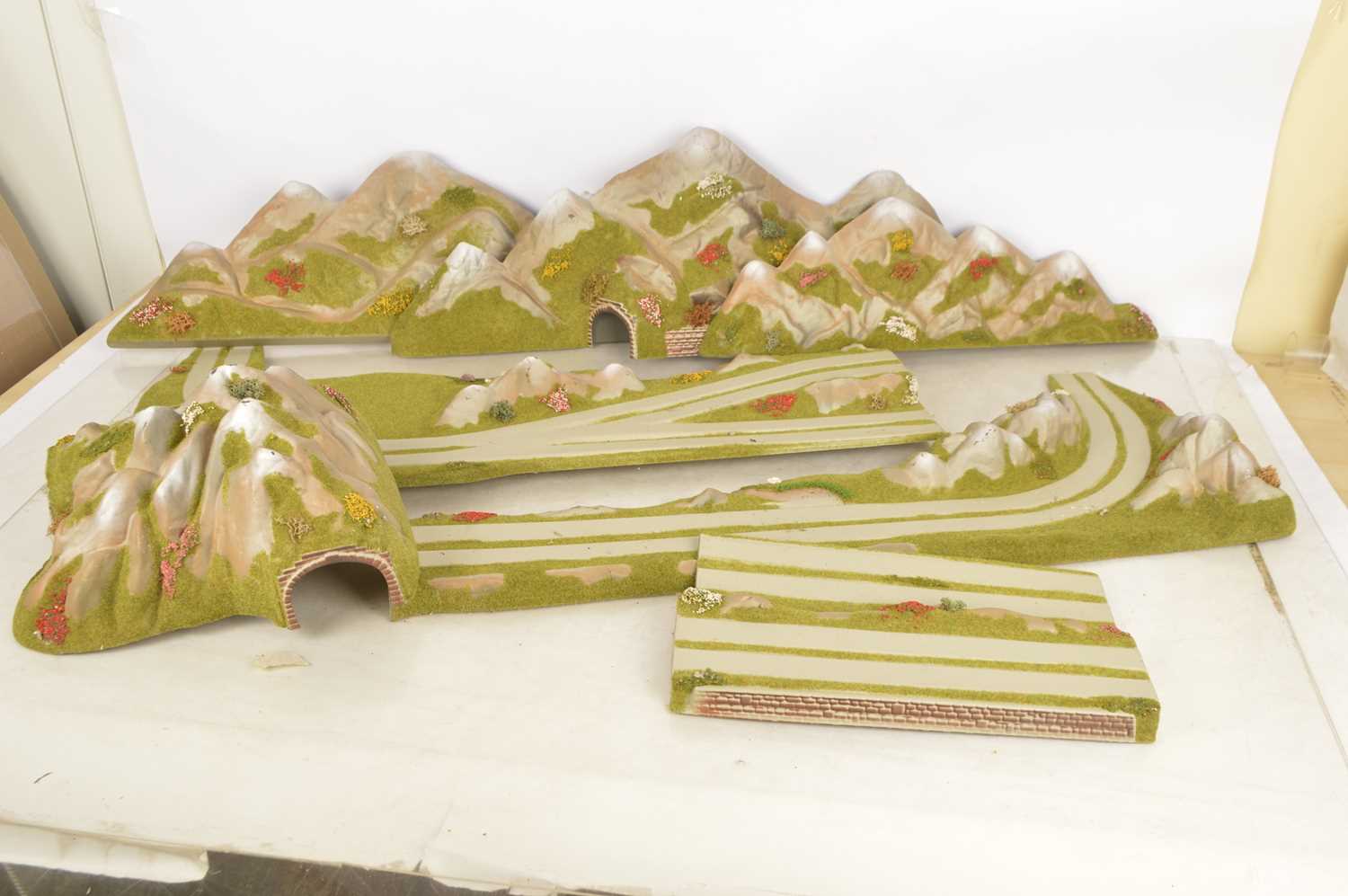 Lot 924 - Pola Vollmer Faller Busch and other HO and N gauge buildings and accessories (qty)