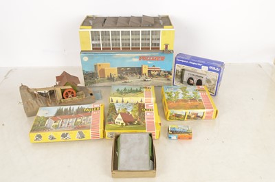 Lot 924 - Pola Vollmer Faller Busch and other HO and N gauge buildings and accessories (qty)