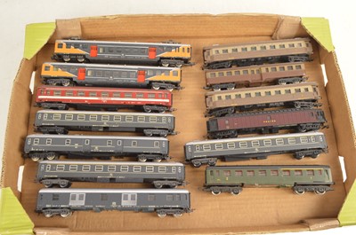 Lot 932 - Lima Jouef Acho HO gauge Multiple Unit and Bogie  coaches (26)