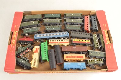 Lot 937 - Lima Marklin Fleischmann and other HO gauge Electric Locomotives coaches and wagons (29)