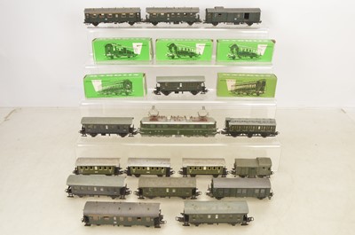 Lot 942 - Marklin Roco HO gauge Electric Locomotive with rigid coaches in SBB green livery  (21)