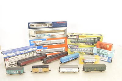 Lot 948 - Lima Liliput Marklin Roco Acho and other H0 gauge coaches and wagons (18)