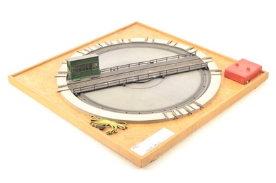 Lot 958 - Rivarossi Museum HO Gauge Turntable and Brass Track Sections on wooden Plinths