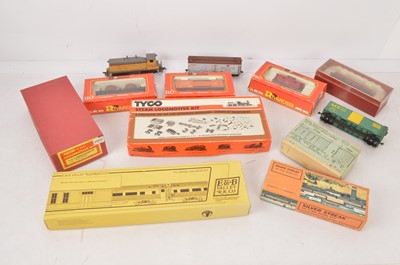 Lot 982 - Revell and other US outline H0 gauge locomotives wagons and kits (12)