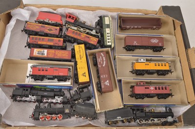 Lot 983 - US outline H0 gauge locomotives wagons and coaches (16)