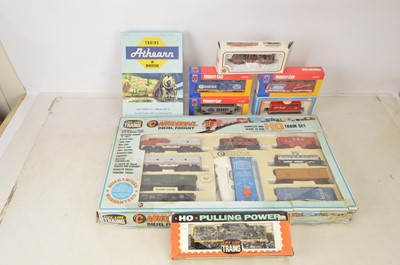 Lot 987 - US outline Life Like Model Power Athearn H0 gauge steam locomotives wagons and a train set in original boxes  (7)