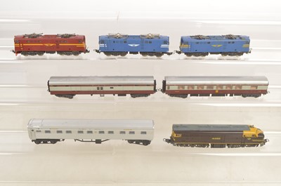 Lot 993 - Australian South African  outline Lima Tri-ang   diesel and electric Locomotives and coaches H0 gauge (7)