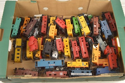 Lot 994 - US outline H0 gauge Bachmann and others Cabooses  (41)