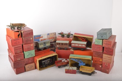 Lot 1039 - A Hornby 0 Gauge clockwork No 40 Locomotive and assorted Rolling Stock (qty)