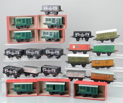 Lot 1051 - Hornby 0 Gauge and other manufacturers group of Post war goods and passenger rolling stock (22)