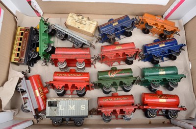 Lot 1072 - Hornby 0 Gauge Petrol Tankers and other rolling stock (17)