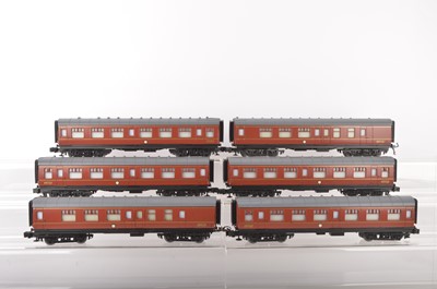 Lot 1079 - Lionel modern issue 0 Gauge Harry Potter Coaches (6)