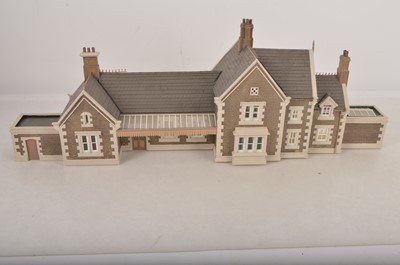 Lot 1082 - O Gauge scratchbuilt large  Railway Station, Footbridge Goods Shed Engine Shed and other Buildings and Accessories (qty)