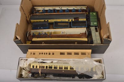 Lot 1085 - Kit/Scratchbuilt finescale 0 Gauge GWR Steam rail Motor Passenger Coach and various  scractchbuilt course scale amateur standard Coach and wagons (10)