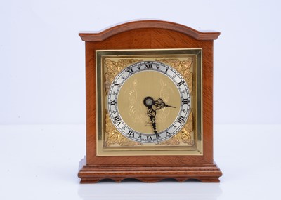 Lot 6 - A second half 20th century small mahogany cased mantle clock by Elliott