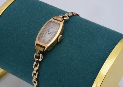 Lot 173 - A small Art Deco period gold cased lady's wristwatch