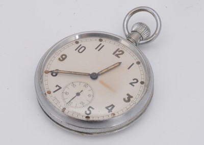 Lot 193 - An unmarked WWII Military issue nickel plated open faced pocket watch