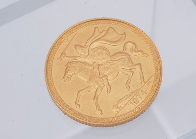 Lot 74 - Isle of Man Elizabeth II Full Gold Sovereign