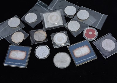 Lot 121 - A collection of fifteen one Ounce Silver bullion Coins and ingots