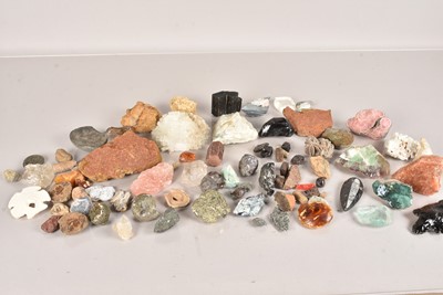 Lot 261 - A good quantity of small minerals