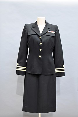 Lot 386 - A Woman's US Navy Lieutenant Commander's uniform jacket and skirt