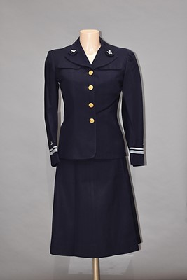 Lot 394 - A United States Naval Reserve (Women's Reserve) WAVES uniform