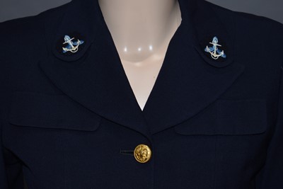 Lot 394 - A United States Naval Reserve (Women's Reserve) WAVES uniform