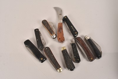 Lot 581 - An assortment of various knives