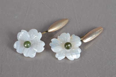 Lot 302 - A pair of agate and hardstone floral fronted cufflinks