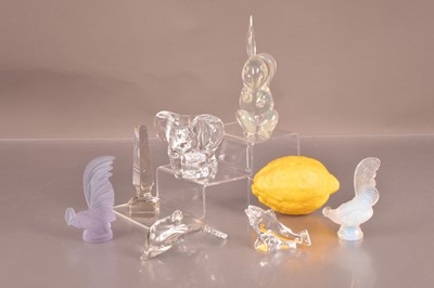 Lot 313 - A group of small glass items