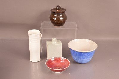 Lot 324 - A small collection of studio pottery