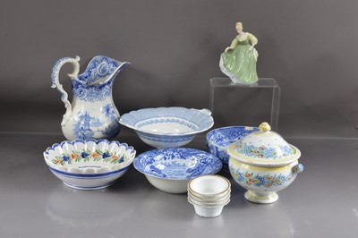 Lot 437 - A mixed lot of ceramics