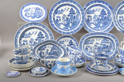 Lot 13 - An assorted collection of blue and white ceramics