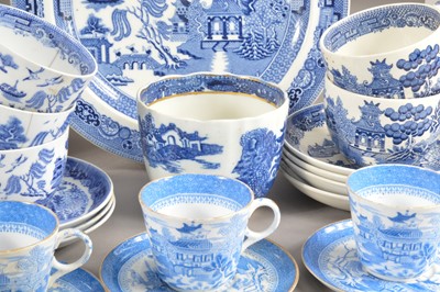Lot 13 - An assorted collection of blue and white ceramics