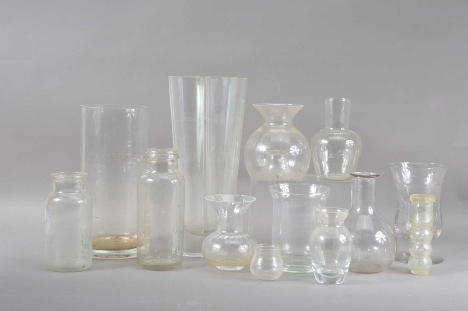 Lot 28 - A collection of glassware