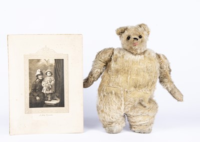 Lot 30 - A rare Strunz Teddy Bear muff with photo of original owner Janie Simpson, circa 1908