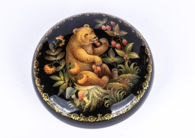 Lot 128 - A Russian lacquer round box by Oskika