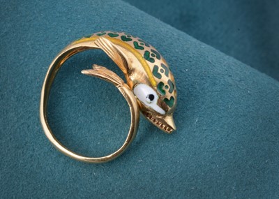 Lot 9 - An 18ct gold dolphin dress ring