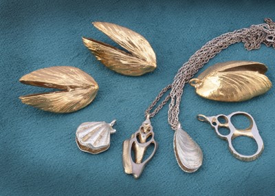 Lot 14 - A collection of silver and gilt metal shell related gems