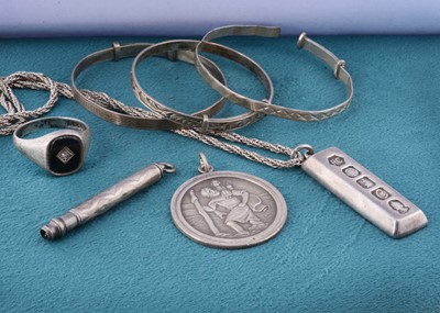 Lot 30 - A collection of white metal and silver jewellery