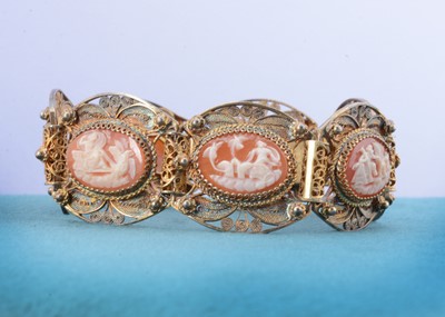 Lot 39 - A continental filigree and carved shell cameo bracelet