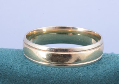 Lot 40 - A two colour gold wedding band