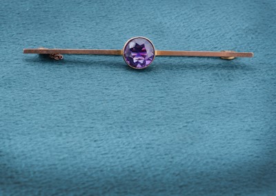 Lot 46 - An amethyst 9ct gold bar brooch