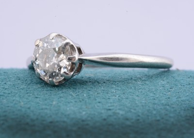 Lot 52 - An 18ct gold diamond solitaire